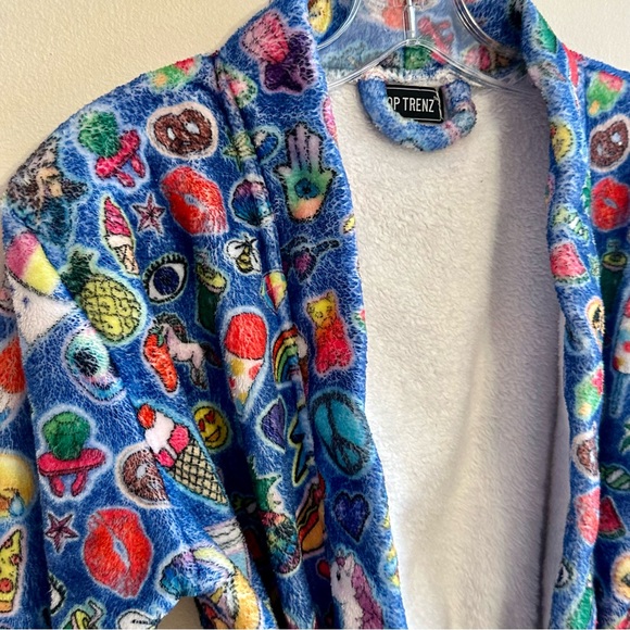 🦄Top Trenz🦄Fuzzy Robe🦄size 10-12 - Picture 4 of 7